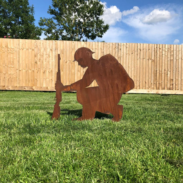 Kneeling soldier lest we forget garden statue decoration