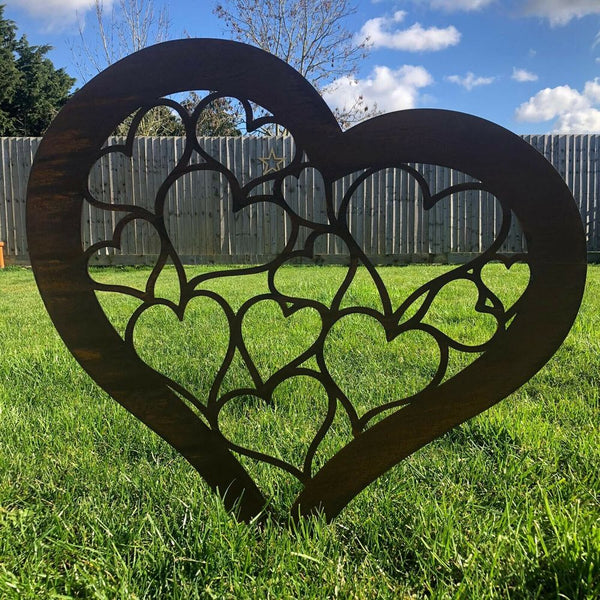 Garden heart rustyetal lawn decor ornament feature decoration