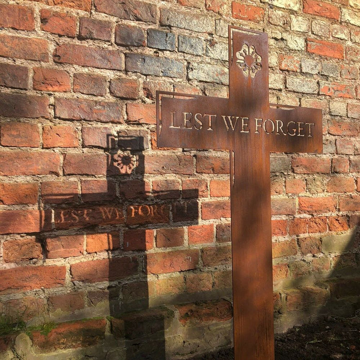 METAL GARDEN DECORATION Lest We Forget REMEMBRANCE CROSS